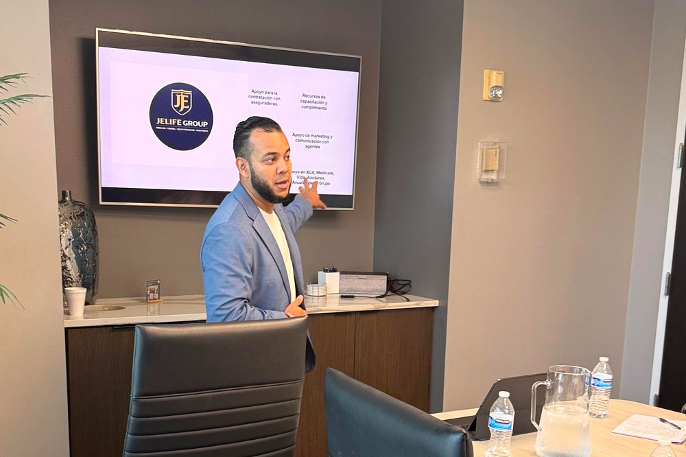 Euro Carrizo presentando en una capacitación de JELIFE GROUP